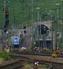 Der Kyoto-Ochse schie�t von der SFS in den W�rzburger Hauptbahnhof.