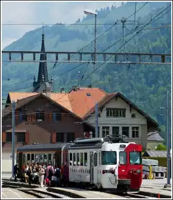 - Gro�er Andrang - In Montbovon wird am 25.05.2012 der TPF Be 4/4 151 regelrecht von den Fahrg�sten gest�rmt.