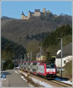 - Winterimpressionen - Die Burg Bourscheid scheint es wenig zu interessieren, dass der IR 3737 Troisvierges - Luxembourg  am 10.02.2012 durch Michelau braust.