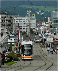 Berg- und Talfahrt der Stra�enbahn am Hauptplatz in Linz.