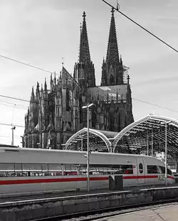   Vor der Kulisse des Kölner Domes fährt der ICE 3 