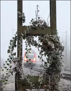 Mast und Nebel -    An einem eigentlich banalen Streckenabschnitt finden sich aber auch bei Nebel durchaus brauchbare Motiv.