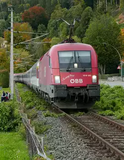 Zwischen H�rbranz und Bregenz hat 1016 007 'Sonny Boy' am 20.10.2019 die Wagen des IC 119 
