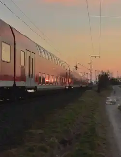 Sonnenuntergang! RE 4 nach Aachen Hbf bei der Vorbeifahrt am Fotografen.
