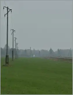 Nur drei winzige Licht-Punkte machen dieses Foto zum Bahnbild: Der Edelaraudtee Dieselriebzug 0231 von Ralpa nach Tallinn kurz nach Rapla am 5.