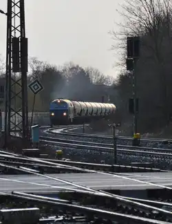 Anfahrend legt sich die NIAG Nr.8 alias 216 055-4 mit einem Silowagenzug in Zeug um auf Geschwindigkeit zu kommen.