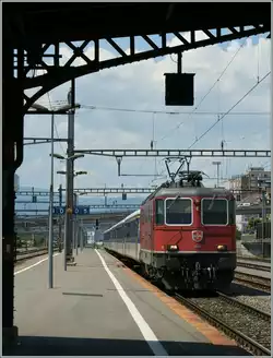Die Re 4/4 II 11204 erreicht mit ihrem RE 2629 von Gen�ve nach Lausanne Renens VD.