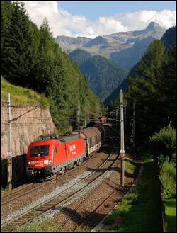 �sterreichurlaub 2008 - DB: Die 182 013 zieht einen G�terzug in Richtung Innsbruck.