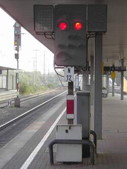 Kompaktsignal w�rtlich genommen: Noch mehr l�sst sich der Mast wohl nicht mehr schrumpfen! Duisburg Hbf., Asig Gl.