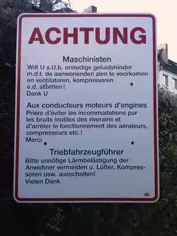 Unn�tigen L�rm zu vermeiden, darum bittet dieses Schild in drei Sprachen in Aachen Hbf (Abf Gleis 129, direkt am Zaun zur Kamper Stra�e).