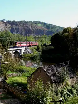 Triebzug 256 (AM 65) im malerischen Wesertal bei Trooz.