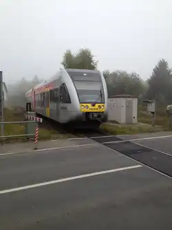 Hier f�hrt Vectus VT 101, ein GTW 2/6, mit f�nf Minuten Versp�tung am 1.10.12 in Elz ein.