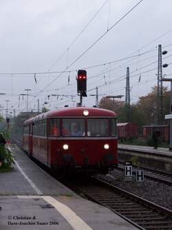 Lokf�hrer Helmut Brinker mit einem ausgeliehenen Schienenbus am 28.10.2006  bei der Einfahrt nach Solingen–Ohligs.