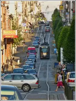 - Unterschiedliche Ebenen - Eine Stra�enbahn der Linie 83 erklimmt die Steigung zum Stadtteil Montgomery in Br�ssel am Abend des 22.06.2012.