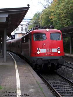 Wie lange wird es noch die Br 110 vor Regionalbahnz�gen geben?  Die 110 373-8 am 28.10.2006 in Wuppertal Hbf in Gleis 2.