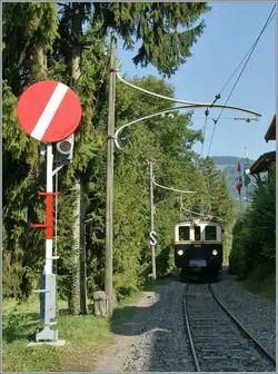 MOB'stalgie: Der FDz 8/8 2002 beim Einfahrtssignal von Chaulin.