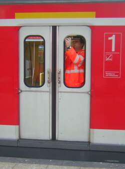 Reparatur bei laufendem Betrieb: Ein Bahnmitarbeiter wechselte am 15.02.2007 w�hrend der Wendezeit am Hauptbahnhof Frankfurt am Main die T�rscheibe am Mittelwagen 421 308 auf der S7 nach