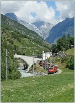 Eine MGB HGe 4/4 mit einem Personenzug auf dem Weg nach Zermatt bei Neubr�ck.