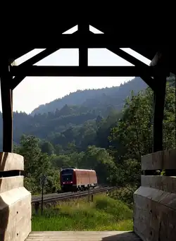 Bahnbild mit Br�ckendurchblick.