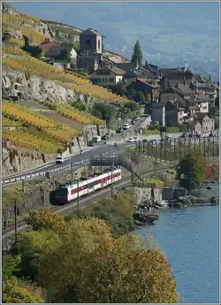 Ein eher seltener Gast im Lavaux, aber ein gelungener Farbtupfer: Der Walliser TMR R�gion-Alpes Domino bei St-Saphorin.