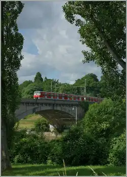 Mitten im gr�nen Stuttgart fahren zwei ET 420 von Bad Cannstadt Richtung Hauptbahnhof.