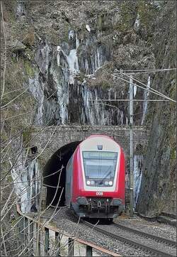 Das Tunnelportal in Goebelsm�hle ist von Eiszapfen umrahmt, als am 01.02.09 der Steuerwagen 008 den Tunnel verl�sst.