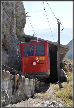 Triebwagen 21 verl�sst den Fleimentunnel kurz vor Erreichen der Endstation Pilatus Kulm.