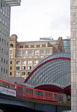 Eine Doppeleinheit der BR B07/B09 verl�sst die Canary Wharf Station, 17.3.010.