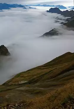 �ber den Wolken -  Die Heiz�l befeuerte BRB 12 (Kanton Bern) kommt am 29.09.2012, zum letztenmal an diesem Tag, zum Brienzer Rothorn hinauf, hier kurz vor der Sch�negg Galerie.
