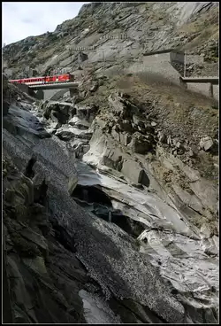 Steinwüste -     Ein Zug der Matterhorn-Gotthard-Bahn in der Schöllenenschlucht.