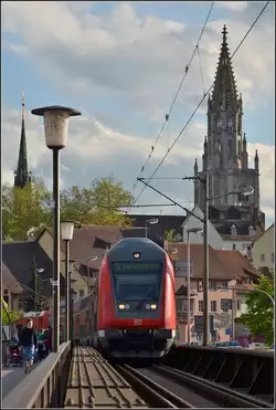 Die Schwarzwaldbahn mit Konstanzer M�nster als Kulisse.