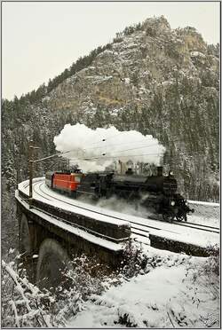 Dampflok 310.23 & E-Lok 1044 040 fahren mit dem Sonderzug 16801 von Wien S�d nach M�rzzuschlag zum M�rzer Christkindlmarkt.