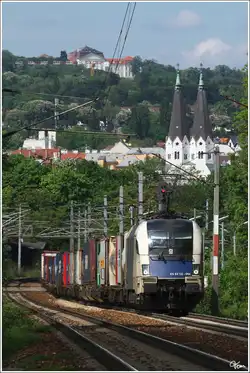 WLB ES64U2 066 zieht einen Containerzug durch das fr�hlingshafte Wien.
