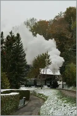 Blonay gestern: Am letzten Tag der Saison k�mpft die kleine BAM G 3/3 N�6 fauchend und rauchend   gegen die Steigung und das Wetter.