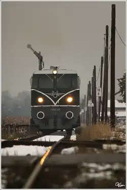2050.05 wartet mit ihrem Fotog�terzug SGAG 95635 (Braunau - Salzburg Gnigl) auf die Einfahrt in Mattighofen.