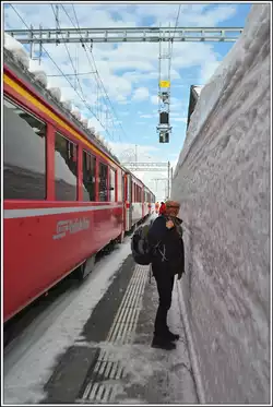 Der Bahnsteig wird immer schmaler und die Schneemauern immer höher in Ospizio Bernina 2253m.