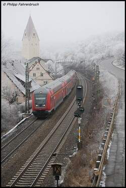 146 218-3 schiebt am 27.12.07 eine Doppelstockwagengarnitur �ber die Filsbahn (KBS 750) in Richtung Ulm Hbf, aufgenommen bei Lonsee.