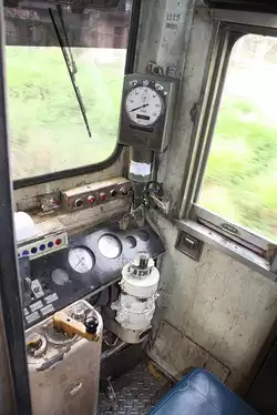 Blick vom Mittelgang in den F�hrerstand des NKF 1225, eingereiht als letztes Fahrzeug im ORD 407, am 15.M�rz 2012 zwischen den Bf.