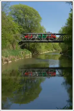 ET 2 als R 8615 von Feldbach nach Bad Gleichenberg, aufgenommen am 22.4.2019 zwischen dem ÖBB Bahnhof Feldbach und dem Bahnhof Feldbach Landesbahn bei der Querung der Raab.