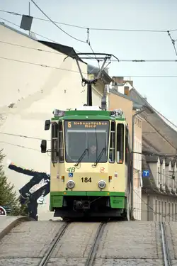 BRANDENBURG an der Havel, 29.09.2023, Wagen 184 als Linie 6 nach Hohenstücken Nord auf der Jahrtausendbrücke über die Niederhavel