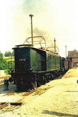 E 95 der DR/DRG, hier auf einer Fahrzeugausstellung in Erfurt-West, um 1985 - digitalisiertes ORWO-Foto