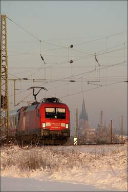 182 006 (9180 6 182 006-7 D-DB) f�hrt vor der Stadtkirche von Haltern am See mit dem IC 1803 nach K�ln.