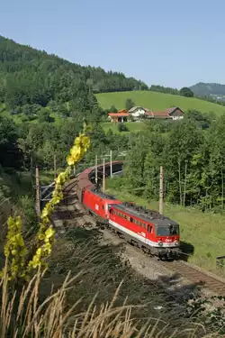 Umgeben von einer pr�chtigen Landschaft fahren 1142.673+1116 mit Hbis-GAG bei Eichberg Richtung Semmering.