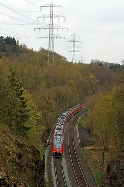442 253 / 753 und 442 258 / 758 (zwei gekuppelte 4-teilige Tallent 2) als RE 9 (rsx - Rhein-Sieg-Express)  Aachen - K�ln - Siegen �berquert hier am 21.04.2013 kurz vor dem 32 m langen M�hlburg-Tunnel
