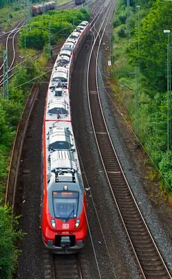 Von oben - 442 256 und 442 259 (Zwei gekuppelte 4-teilige Talent 2) haben am 05.07.2012 als RE 9 (rsx - Rhein-Sieg-Express) Siegen - K�ln - Aachen den Bahnhof Betzdorf (Sieg) in Richtung K�ln