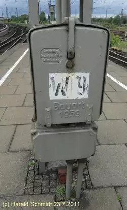 Diesen Kasten fand ich am 23.7.2011 an einem Fahrleitungsmast auf dem Bahnhof Hamburg-Altona.