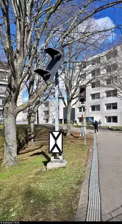 Nahe der Fakultät für Bau- und Umweltingenieurwissenschaften auf dem Campus Vaihingen der Universität Stuttgart sind ein H/V-Vorsignal (Vr) sowie ein äußerst selten