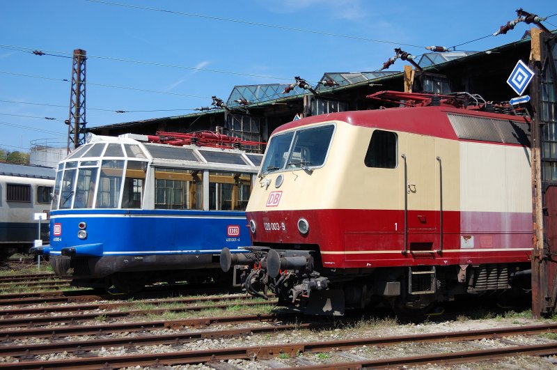 Vorserienlok 120 003-9, Mitpionierin der Drehstromtechnik, und Veteran des gemtlichen Reisens,  Glserner Zug  491 001-4 blinzeln aus ihren Lokstnden zu Augsburg.