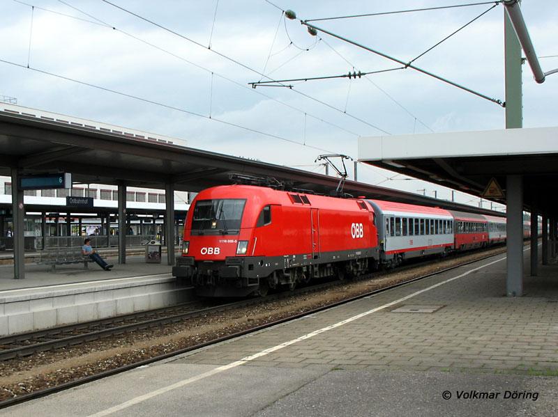  Vorsicht am Gleis 6, eine Durchfahrt  und schon braust die BB 1116 035 mit dem EC 116 aus Wien Westbahnhof durch Mnchen-Ostbahnhof, 17.06.2006
