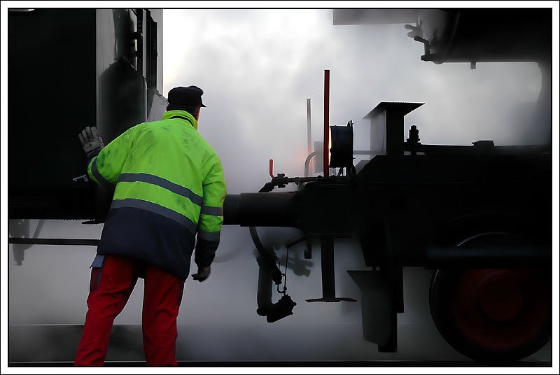 Vorsichtshalber berzeugt sich der Verschieber nach den Kuppelarbeiten ob wohl alles in Ordnung ist. (Lieboch am 2.12.2007)